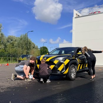 Autosõidu õppeauto ja osalejad teadmiste päeval